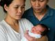 Con không giống mình chồng nghi ngờ vợ ngoại tình đòi đi xét nghiệm ADN. Cầm kết quả anh hoài nghi vợ th/ông đ/ồng với bác sĩ liền q/uát l/ớn: ‘Con tôi sao lại tóc xoăn?’. Vợ s/ợ quá tới ng/ất xỉ/u