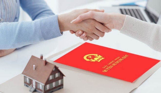 Sang tên Sổ đỏ cho con: Nên tặng cho hay để thừa kế?