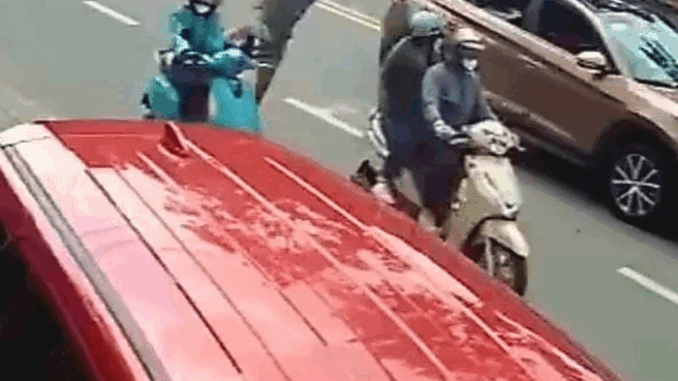 Người đàn ông đạp ngã nữ tài xế công nghệ giữa phố Bình Dương: Nguyên nhân gây phẫn nộ Người đàn ông đạp ngã nữ tài xế công nghệ giữa phố Bình Dương: Nguyên nhân gây phẫn nộ