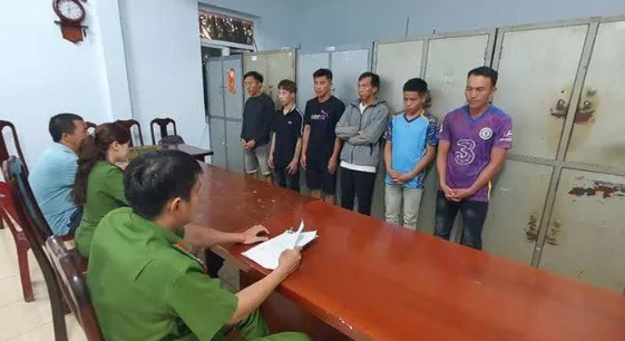 Đắk Lắk: b:ắt 6 ‘yêu râu xanh’ hi/ep d/a^m bé gái 14 tuổi Đắk Lắk: b:ắt 6 ‘yêu râu xanh’ hi/ep d/a^m bé gái 14 tuổi