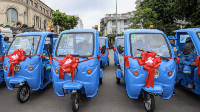 Hà Nội ra quân vận hành thiết bị vệ sinh môi trường, đưa 100 phương tiện, thiết bị hiện đại vào sử dụng Hà Nội ra quân vận hành thiết bị vệ sinh môi trường, đưa 100 phương tiện, thiết bị hiện đại vào sử dụng