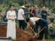 Người phụ nữ ngày nào cũng lên đồi thắp nh-ang cho chồng đã m-ất, suốt 15 năm trời không b-ỏ một ngày – cho đến ngày sang cát cho chồng