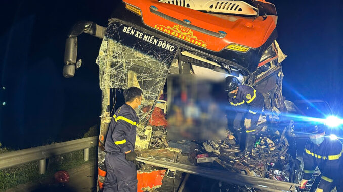 Xe khách tông vào đuôi ô tô tải đang dừng đỗ trên cao tốc, 11 người thương vong Xe khách tông vào đuôi ô tô tải đang dừng đỗ trên cao tốc, 11 người thương vong