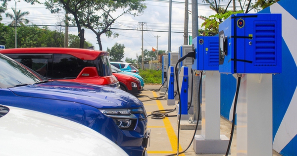 Trạm sạc xe điện phủ khắp nơi, tốc độ triển khai gấp đôi dự kiến, tham vọng 10.000 tỷ của ông Phạm Nhật Vượng dần thành hiện thực Trạm sạc xe điện phủ khắp nơi, tốc độ triển khai gấp đôi dự kiến, tham vọng 10.000 tỷ của ông Phạm Nhật Vượng dần thành hiện thực