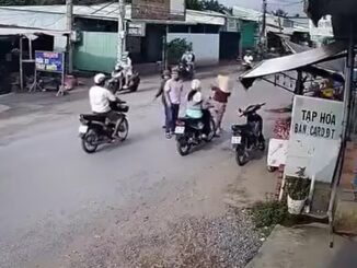 Cả nước Việt Nam đang lên án: Người phụ nữ Tiền Giang bỏ con mới 1 t;uổi giữa đường đông rồi phòng xe đi mất