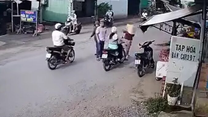 Cả nước Việt Nam đang lên án: Người phụ nữ Tiền Giang bỏ con mới 1 t;uổi giữa đường đông rồi phòng xe đi mất Cả nước Việt Nam đang lên án: Người phụ nữ Tiền Giang bỏ con mới 1 t;uổi giữa đường đông rồi phòng xe đi mất