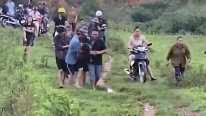 Trong lúc đi chăn bò ngoài đồng Trong lúc đi chăn bò ngoài đồng