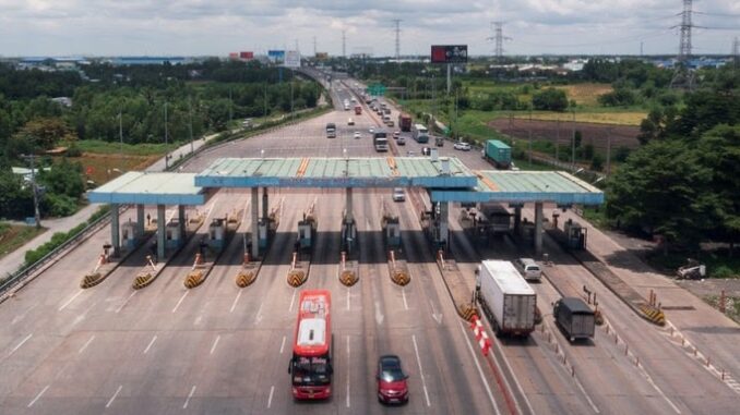 Tại sao đã nộp phí đường bộ vẫn mất tiền khi đi cao tốc? Tại sao đã nộp phí đường bộ vẫn mất tiền khi đi cao tốc?