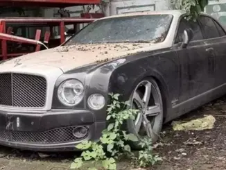 Xe siêu sang Bentley Mulsanne hàng chục tỷ đồng bị bỏ rơi tại 1 sân bóng ở Hà Nội