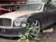 Xe siêu sang Bentley Mulsanne hàng chục tỷ đồng bị bỏ rơi tại 1 sân bóng ở Hà Nội