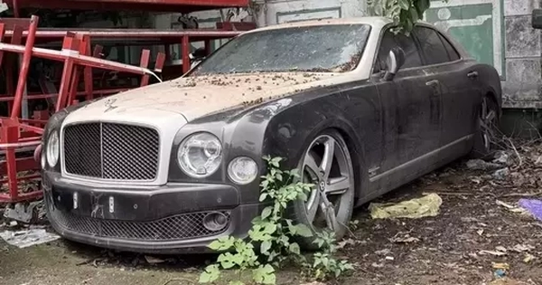 Xe siêu sang Bentley Mulsanne hàng chục tỷ đồng bị bỏ rơi tại 1 sân bóng ở Hà Nội Xe siêu sang Bentley Mulsanne hàng chục tỷ đồng bị bỏ rơi tại 1 sân bóng ở Hà Nội