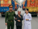 Người phụ nữ bán trá đá đầu ngõ bị cả xóm ch/ê là chử/a hoang, 1 mình nuôi con con gái đậu đại học y, nào ngờ 1 ngày có người đàn ông lái 20 chiếc xe tải chở sính lễ về làng hỏi cưới và tuyên bố sự thật suốt bao năm…