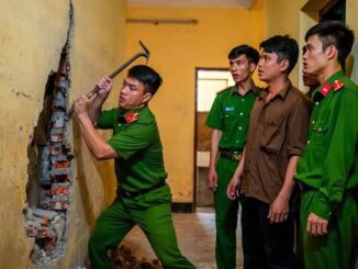TP.HCM: Phát hiện mùi lạ, Chủ nhà kêu người đục tường và phát hiện bí mật rơn người sau lớp gạch