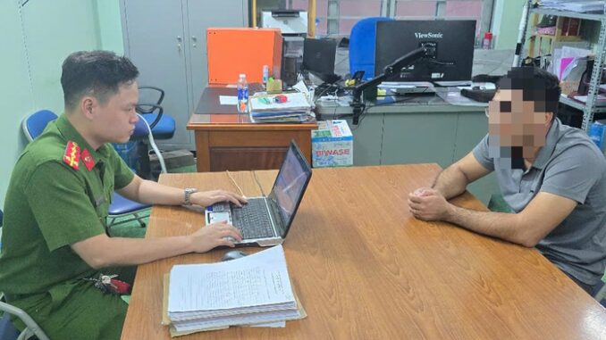 Người đàn ông dừng ô tô giữa đường đạp tài xế xe công nghệ vì một câu nói