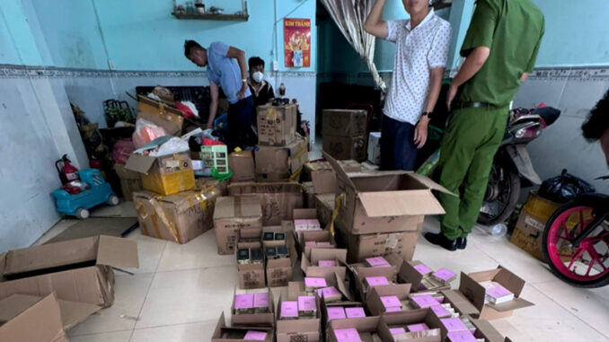 Triệt phá đường dây sản xuất, buôn bán nước hoa giả với số lượng đặc biệt lớn Triệt phá đường dây sản xuất, buôn bán nước hoa giả với số lượng đặc biệt lớn