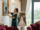 Thấy giúp việc lau ảnh cưới của tôi rồi khóc, tưởng cô ta thích chồng tôi cho đến ngày phát hiện thứ bí mật nằm dưới khung ảnh