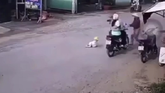 Mẹ nhẫn tâm b:ỏ c:on mới 18 tháng giữa đường ở Tiền Giang Mẹ nhẫn tâm b:ỏ c:on mới 18 tháng giữa đường ở Tiền Giang