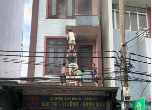 Cháy nhà 5 tầng ở Hà Nội, hàng xóm bắc thang giải cứu 4 người Cháy nhà 5 tầng ở Hà Nội, hàng xóm bắc thang giải cứu 4 người