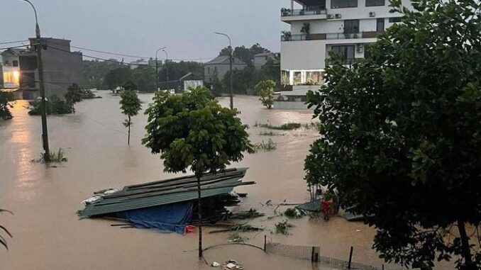 Mưa lớn kéo dài từ đêm trước chưa dứt, TP Thái Nguyên ngập nghiêm trọng Mưa lớn kéo dài từ đêm trước chưa dứt, TP Thái Nguyên ngập nghiêm trọng
