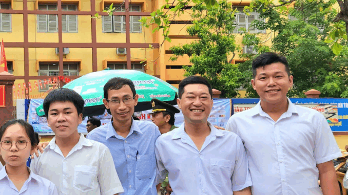 Người cha 40 tuổi bước vào kỳ thi tốt nghiệp THPT: "Tôi muốn con nhìn vào để cố gắng hơn" Người cha 40 tuổi bước vào kỳ thi tốt nghiệp THPT: "Tôi muốn con nhìn vào để cố gắng hơn"
