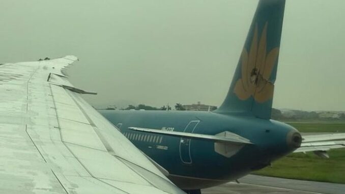 Hai máy bay va chạm tại sân bay Nội Bài Hai máy bay va chạm tại sân bay Nội Bài