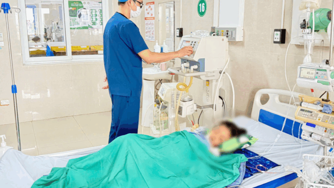 Bé gái 7 tuổi bị rắn cạp nia chui ra từ máy lạnh cắn khi đang ngủ một mình Bé gái 7 tuổi bị rắn cạp nia chui ra từ máy lạnh cắn khi đang ngủ một mình