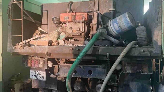 Xe tải lao vào quán cà phê, 4 người thương vong Xe tải lao vào quán cà phê, 4 người thương vong