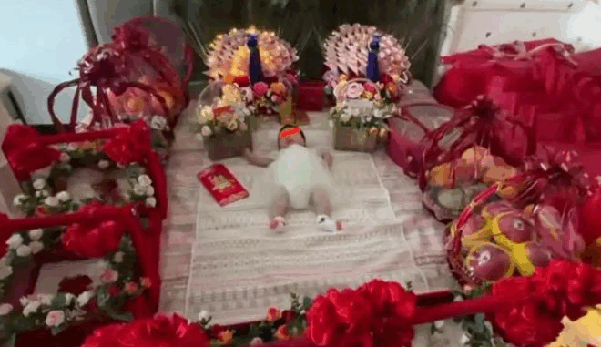 Mẹ trẻ gây tranh cãi khi tổ chức tiệc đầy tháng cho con theo phong cách "khác thường" Mẹ trẻ gây tranh cãi khi tổ chức tiệc đầy tháng cho con theo phong cách "khác thường"