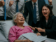 8 năm chăm sóc mẹ già không 1 lần kể công, tới khi mẹ hấp hối 4 anh trai và các chị dâu mới lũ lượt về đòi chia chác tài sản, nhưng chỉ 1 câu nói của mẹ già, tất cả đã phải quỳ xuống dưới chân giường mà khóc vì ân hận, tờ di chúc đã rõ…