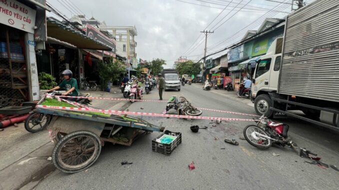 Xe máy tông vào xe lôi tự chế, 3 người thương vong Xe máy tông vào xe lôi tự chế, 3 người thương vong