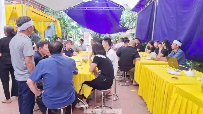Đám tang 3 người trong một gia đình tử vong trong vụ lật xe khách ở Hà Tĩnh Đám tang 3 người trong một gia đình tử vong trong vụ lật xe khách ở Hà Tĩnh