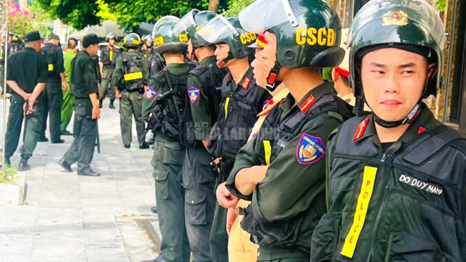Hàng chục cảnh sát xuất hiện trước nhà em trai trùm giang hồ Đạt “ma” ở Thanh Hóa Hàng chục cảnh sát xuất hiện trước nhà em trai trùm giang hồ Đạt “ma” ở Thanh Hóa