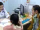 Trẻ xem điện thoại quá nhiều: Xuất hiện những dấu hiệu này, cha mẹ cần đưa đi khám ngay lập tức