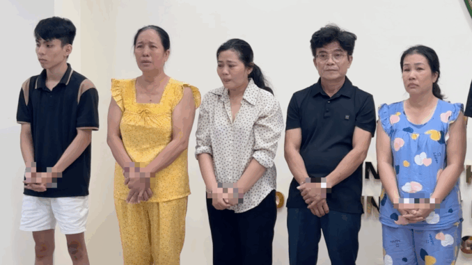 Bắt cặp vợ chồng sản xuất 70.000 chai ‘dầu gió con ó’ giả