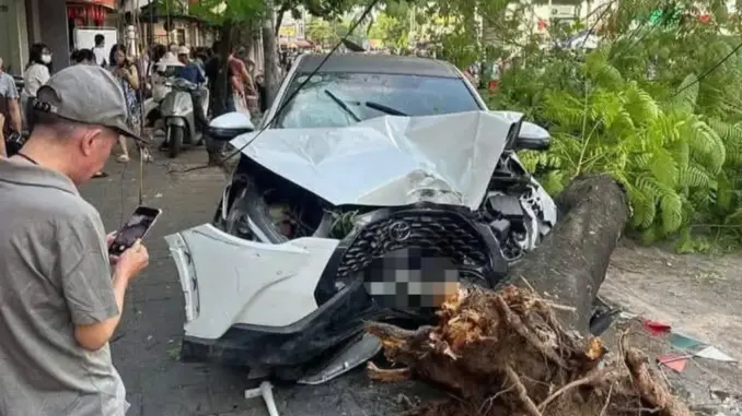 Nữ tài xế ô tô tông liên hoàn 10 xe máy trên phố Hà Nội Nữ tài xế ô tô tông liên hoàn 10 xe máy trên phố Hà Nội
