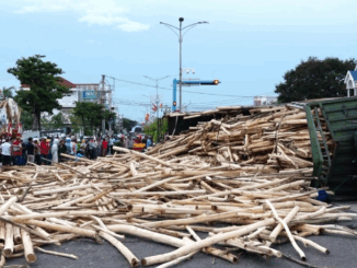 Xe đầu kéo lật ngang khiến một học sinh qua đời : Khoảnh khắc lạnh người nhất