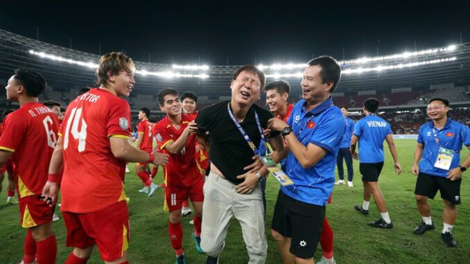 U23 Việt Nam gặp sự cố lúc ăn mừng vô địch U23 Đông Nam Á, HLV Kim Sang Sik đ;a;u đ;ớ;n