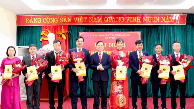 Sở Y tế công bố các quyết định về công tác cán bộ sau sáp nhập Sở Y tế công bố các quyết định về công tác cán bộ sau sáp nhập