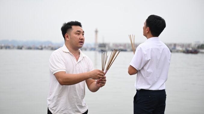 Cập nhật Vụ lật tàu ở Hạ Long: Nghẹn lòng cảnh tượng bi thương tại nhà tang lễ, người thân khuỵu ngã trước nỗi đau quá lớn