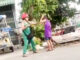Hai cháu bé bị cô ruột đánh đập vì bán vé số không hết