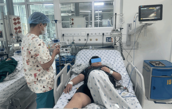 Nặng gấp đôi các bạn cùng trang lứa, bé trai nguy kịch sau vài ngày sốt Nặng gấp đôi các bạn cùng trang lứa, bé trai nguy kịch sau vài ngày sốt