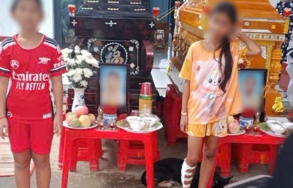 Đôi vợ chồng tử vong khi đưa con đi khám bệnh: Xót xa cảnh đám tang không kèn trống, phải tổ chức nhờ bên nhà người thân, 2 con thất thần bên linh cữu Đôi vợ chồng tử vong khi đưa con đi khám bệnh: Xót xa cảnh đám tang không kèn trống, phải tổ chức nhờ bên nhà người thân, 2 con thất thần bên linh cữu