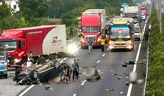 Ô tô 7 chỗ nổ lốp trên cao tốc, 5 người thương vong Ô tô 7 chỗ nổ lốp trên cao tốc, 5 người thương vong