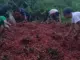 Hà Nội: Ô tô gặp nạn, chủ xe oà khóc nhìn 4 tấn vải bị người dân nhặt hết