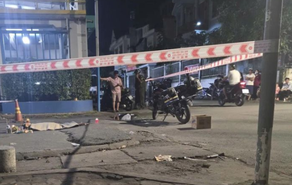 Người thân ôm bé gái… Người thân ôm bé gái…