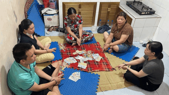 Phát hiện hành vi bất chính của 4 người phụ nữ và gã trai tại khu vực nhà bếp Phát hiện hành vi bất chính của 4 người phụ nữ và gã trai tại khu vực nhà bếp