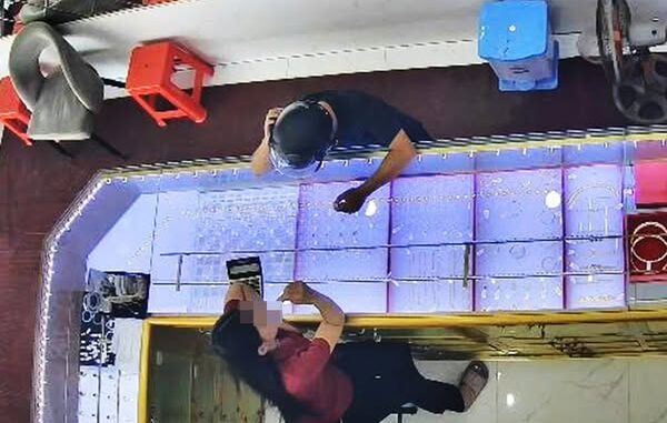 Tên cướp tiệm vàng tháo chạy bằng xe máy, kéo lê người phụ nữ trên đường ở TP. HCM Tên cướp tiệm vàng tháo chạy bằng xe máy, kéo lê người phụ nữ trên đường ở TP. HCM