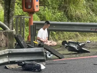 Tài xế ngồi thiền bên đường sau khi gây tai nạn nghiêm trọng
