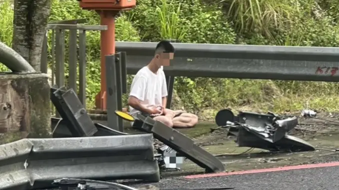 Tài xế ngồi thiền bên đường sau khi gây tai nạn nghiêm trọng Tài xế ngồi thiền bên đường sau khi gây tai nạn nghiêm trọng