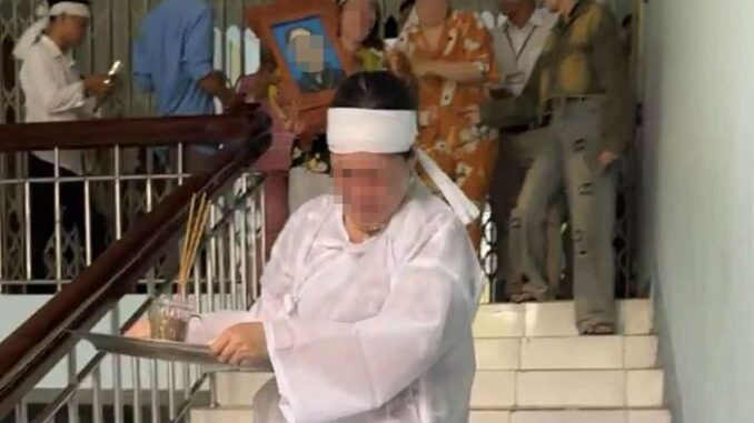 Người nhà đưa di ảnh bệnh nhân đến trung tâm y tế, ‘tố’ bác sĩ tắc trách Người nhà đưa di ảnh bệnh nhân đến trung tâm y tế, ‘tố’ bác sĩ tắc trách